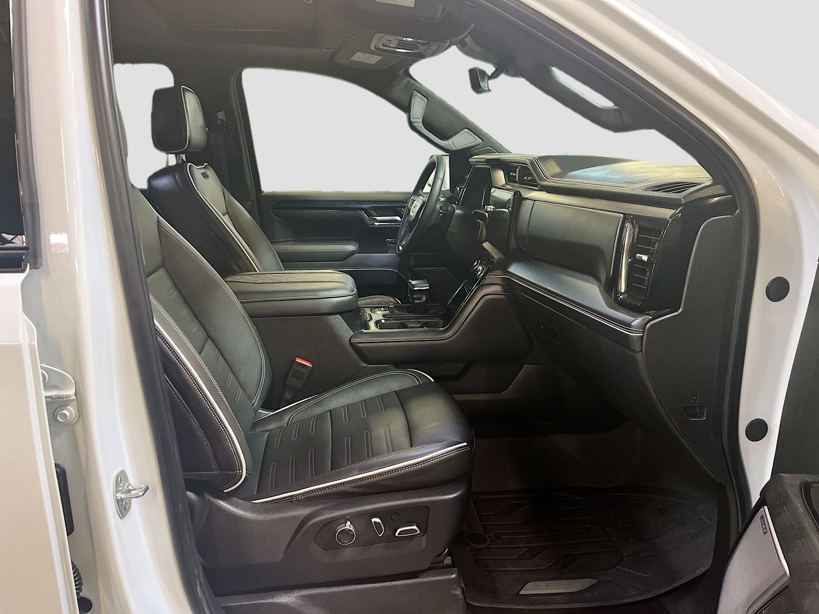 Used 2025 White GMC AT4X image 30