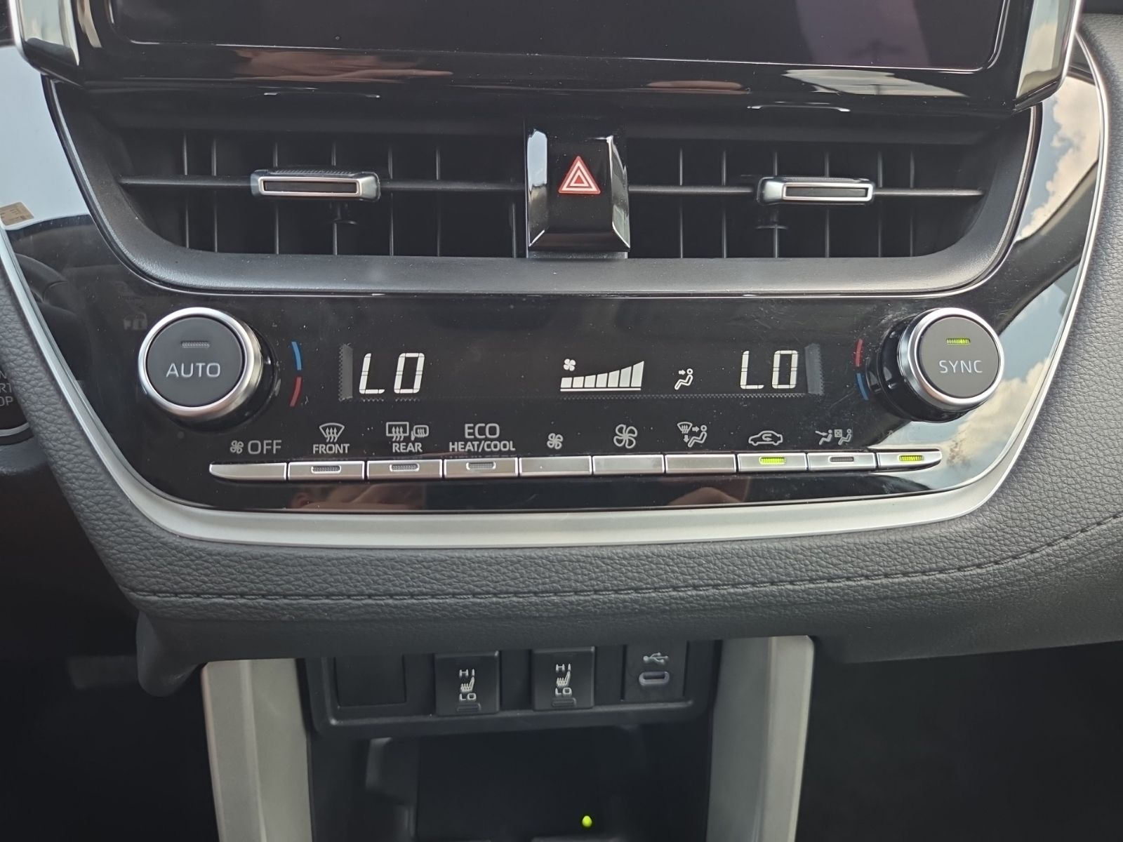 2025 Toyota Corolla Cross XLE - Photo 30