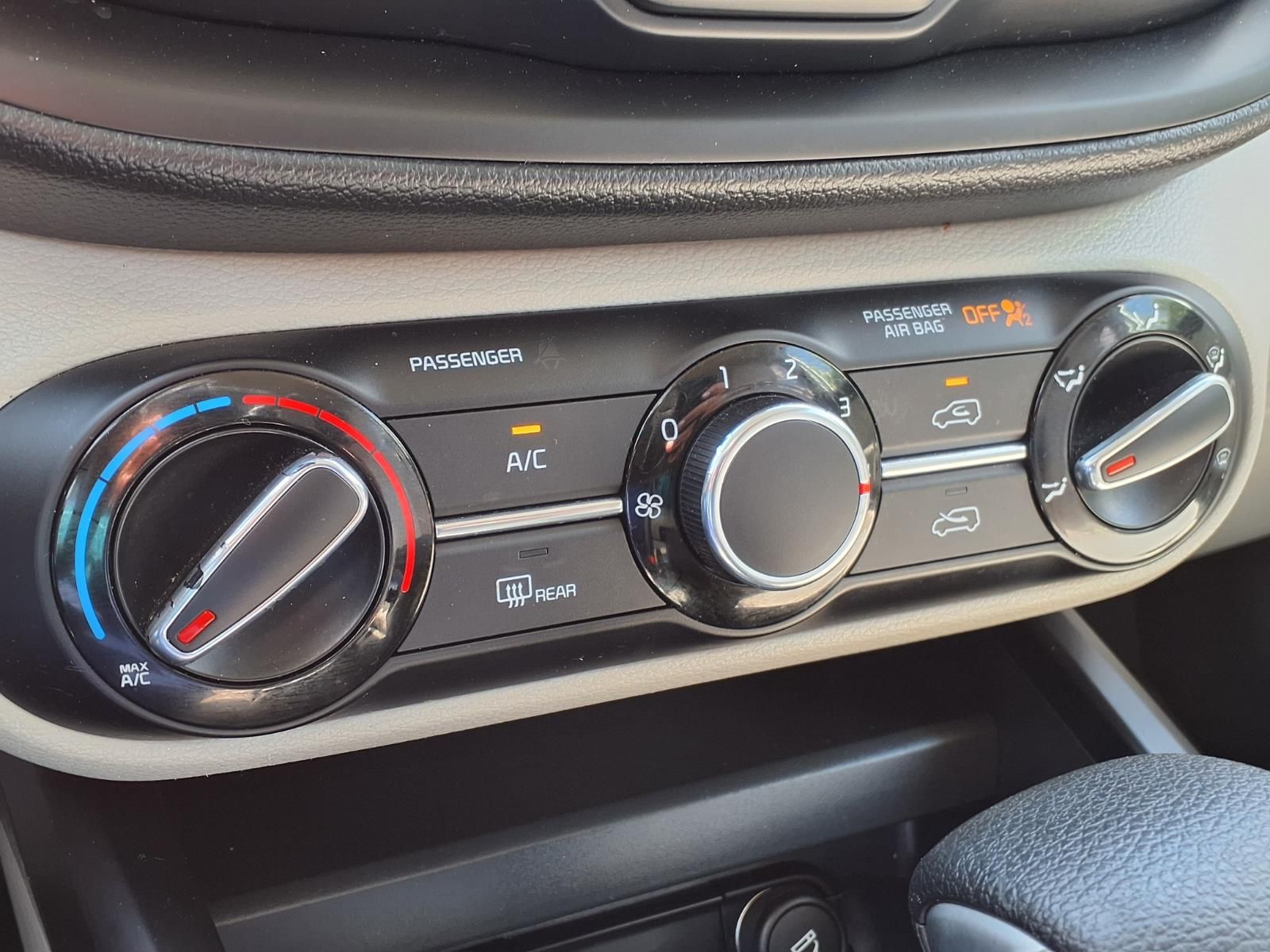 2022 Kia Soul LX White at Gullo Toyota