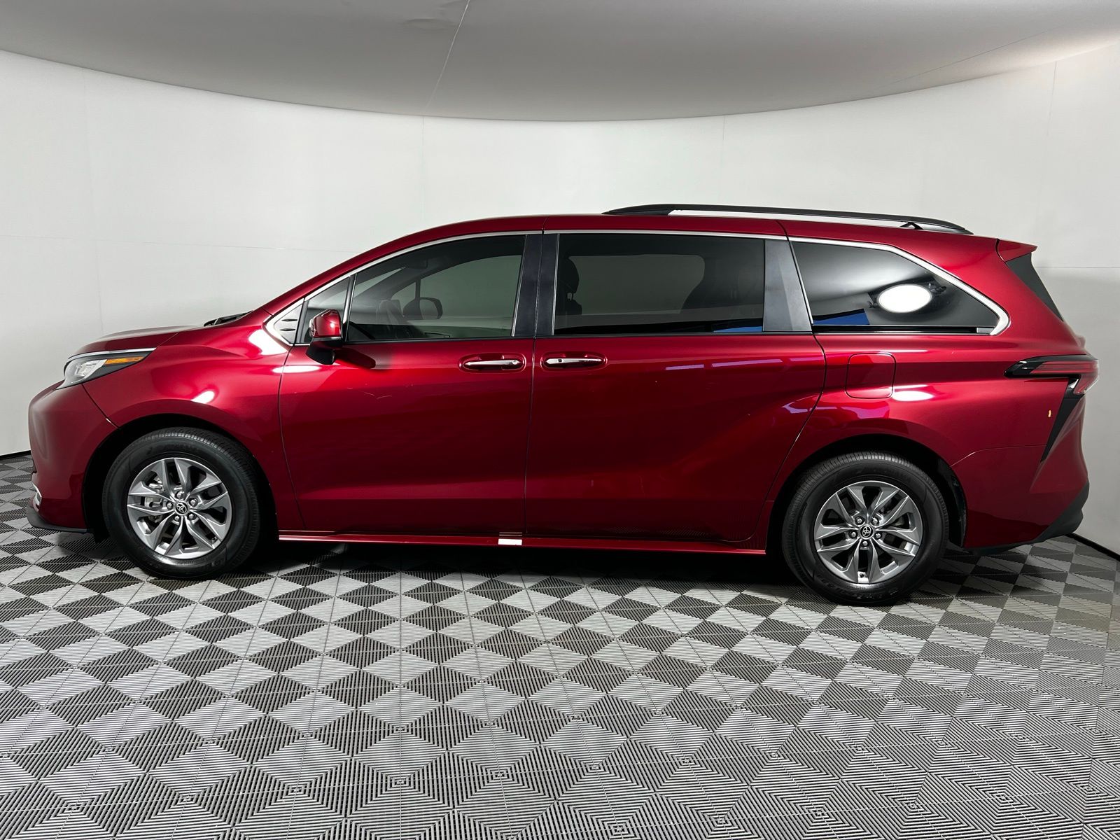 Thumbnail: 2022 Toyota Sienna - 8