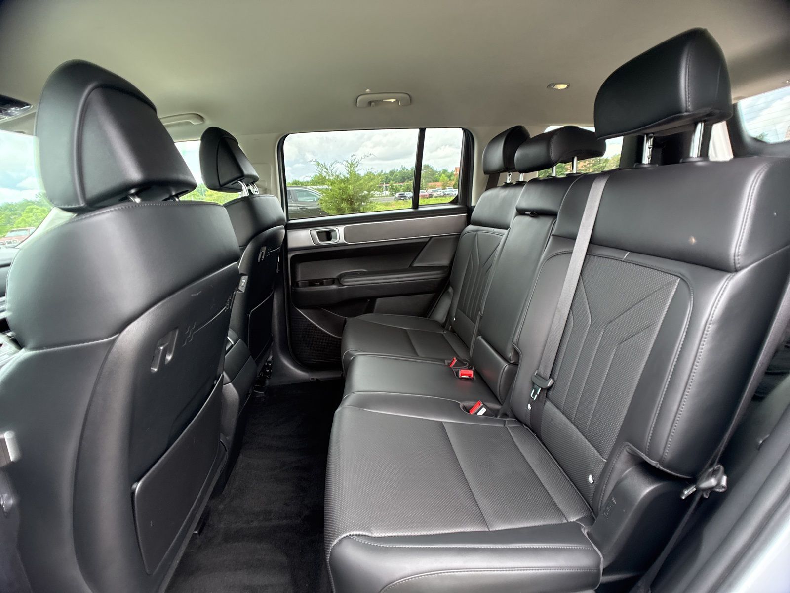 Used 2024 White Hyundai SEL image 7