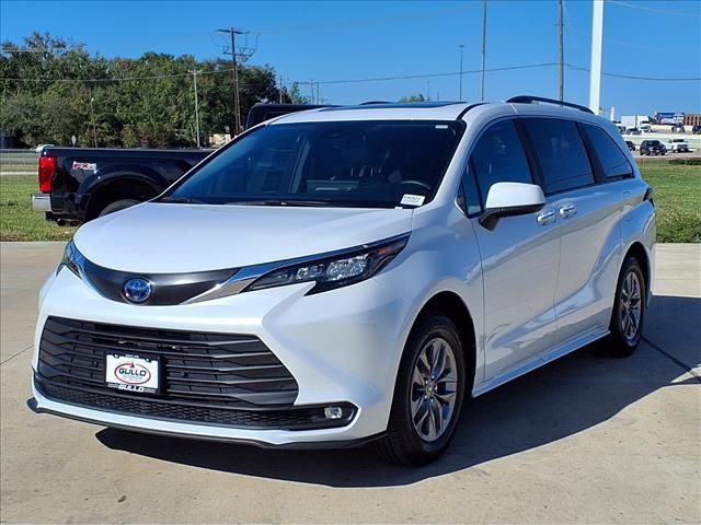 2025 Toyota Sienna XLE  at Gullo Toyota