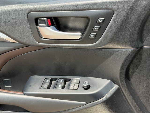 Used 2019 Blizzard Pearl Toyota Limited Platinum image 27