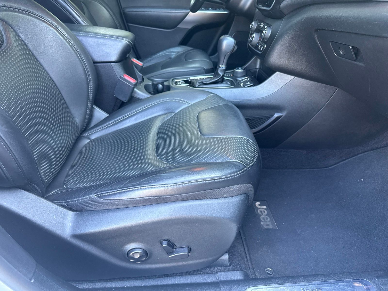 Used 2019 Bright White Clearcoat Jeep Limited image 25
