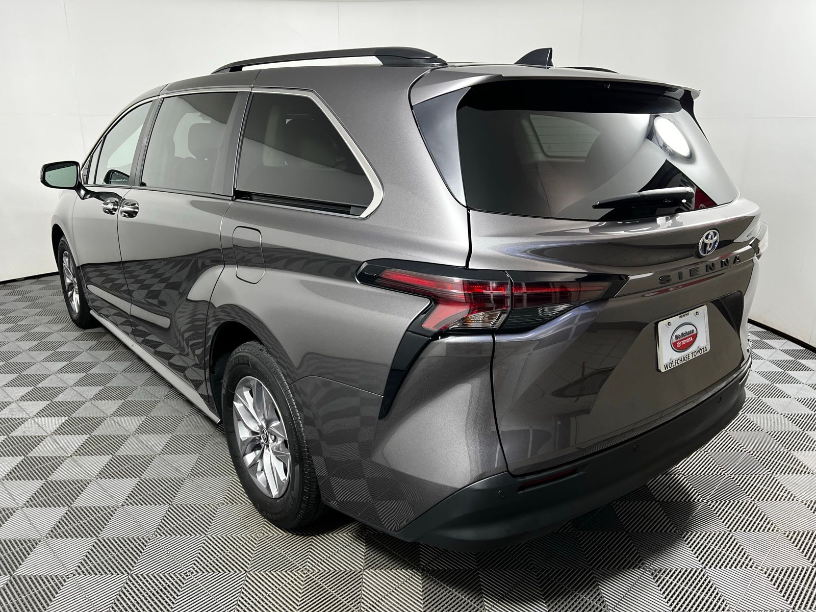 2023 Toyota Sienna XLE 15