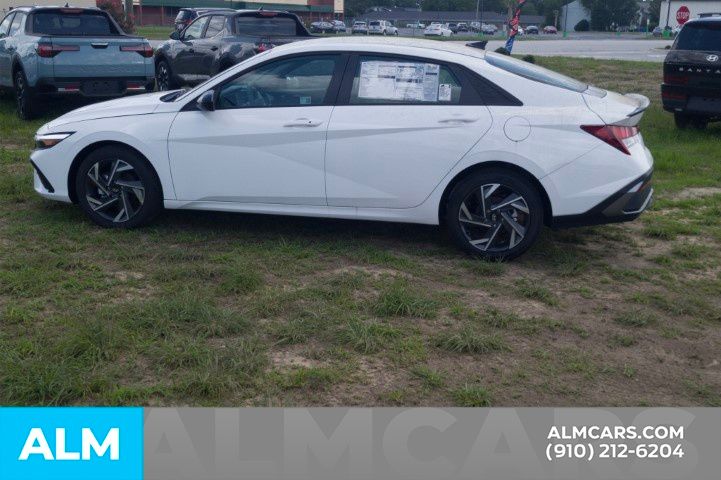 Used 2025 White Hyundai SEL Sport image 10