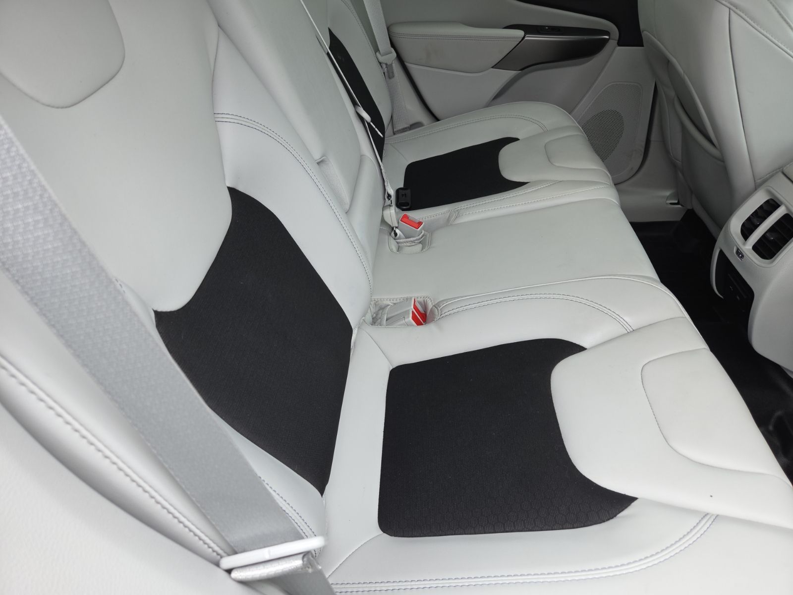 used 2020 Jeep Cherokee car, priced at $11,035