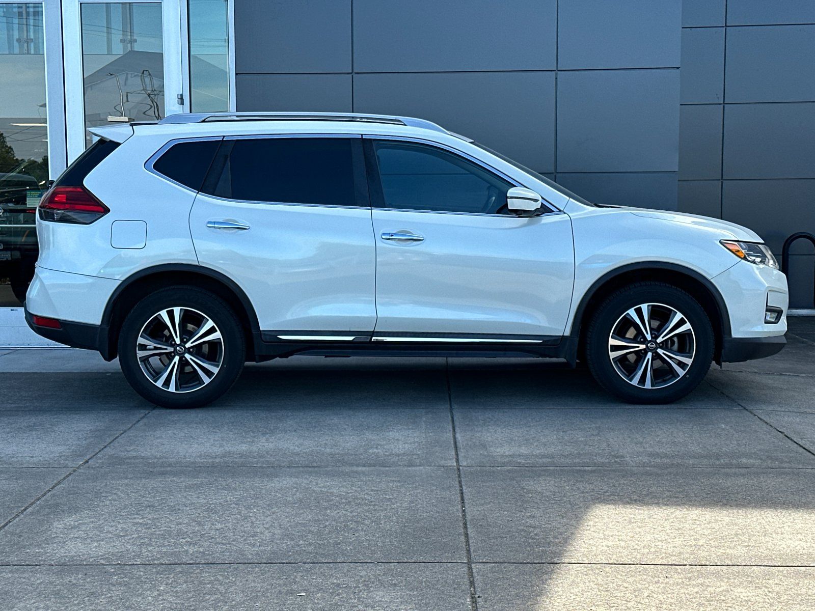 Used 2017 Nissan Rogue SL with VIN 5N1AT2MV2HC835522 for sale in Wilsonville, OR