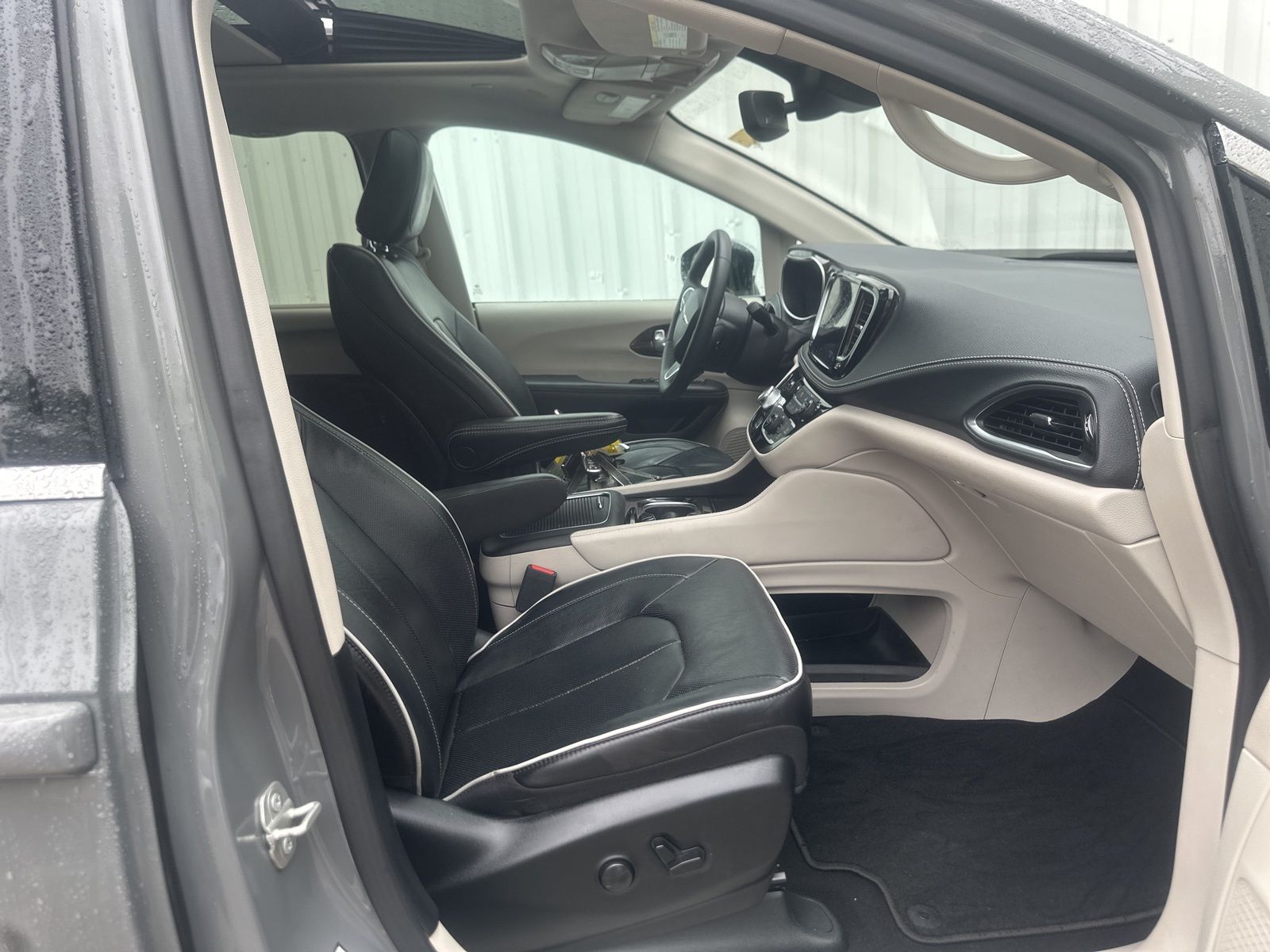 Used Car 2023 Chrysler Pacifica  Limited For Sale Under $30,000 In Austin, Texas