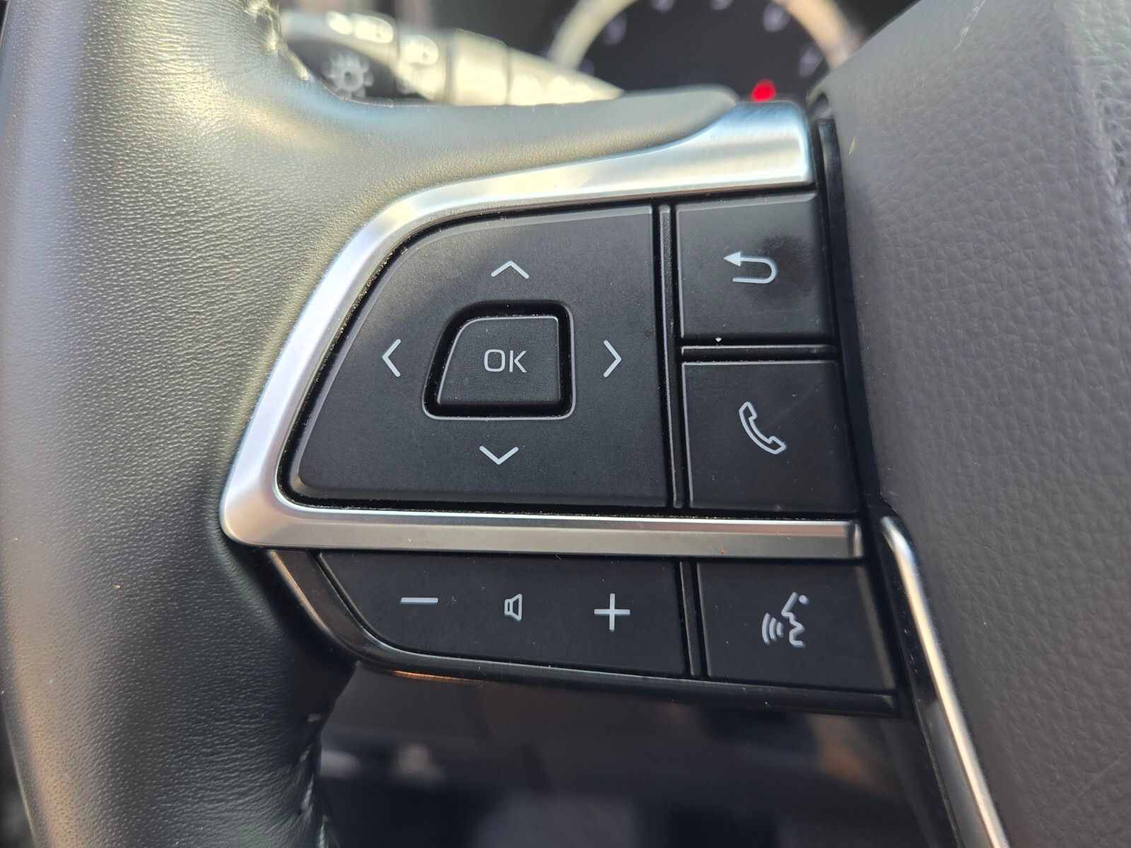 Used 2021 White Toyota LE image 27