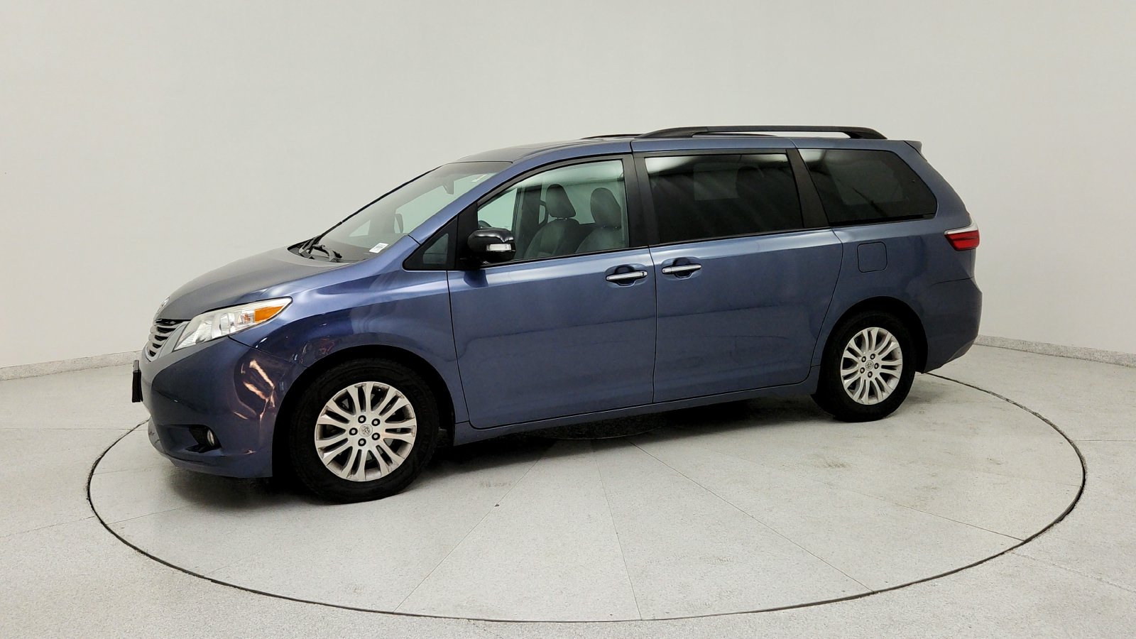 Used 2015 Blue Toyota XLE image 3