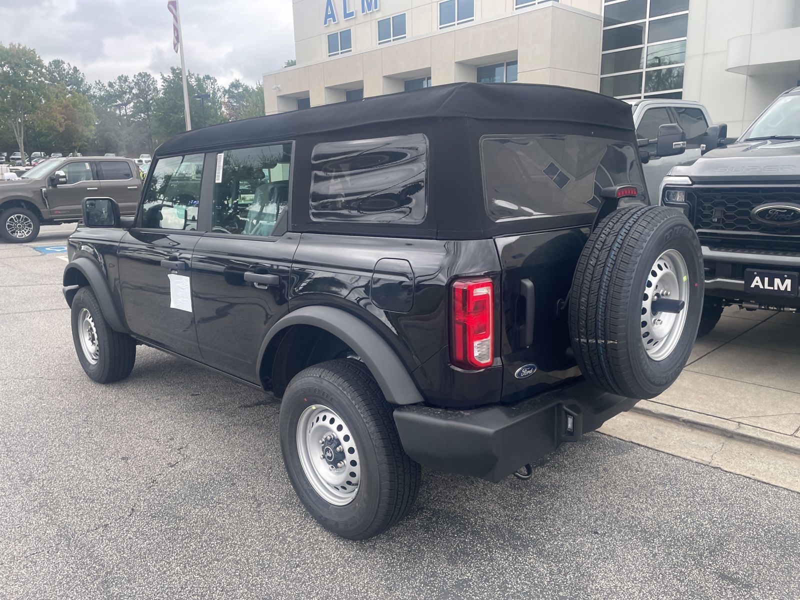 2025 Ford Bronco Base photo 3