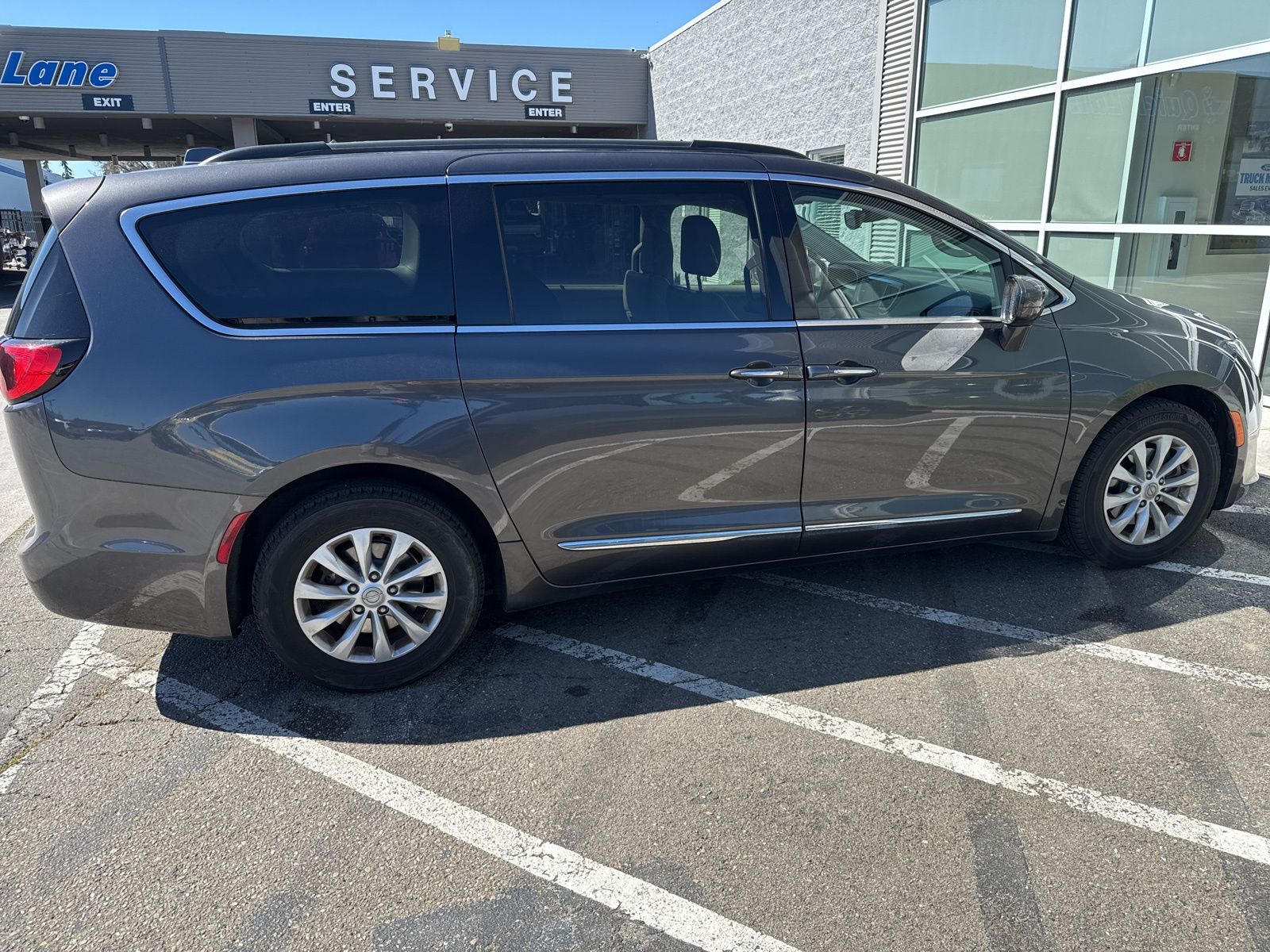 Used 2017 Gray Chrysler Touring L image 6