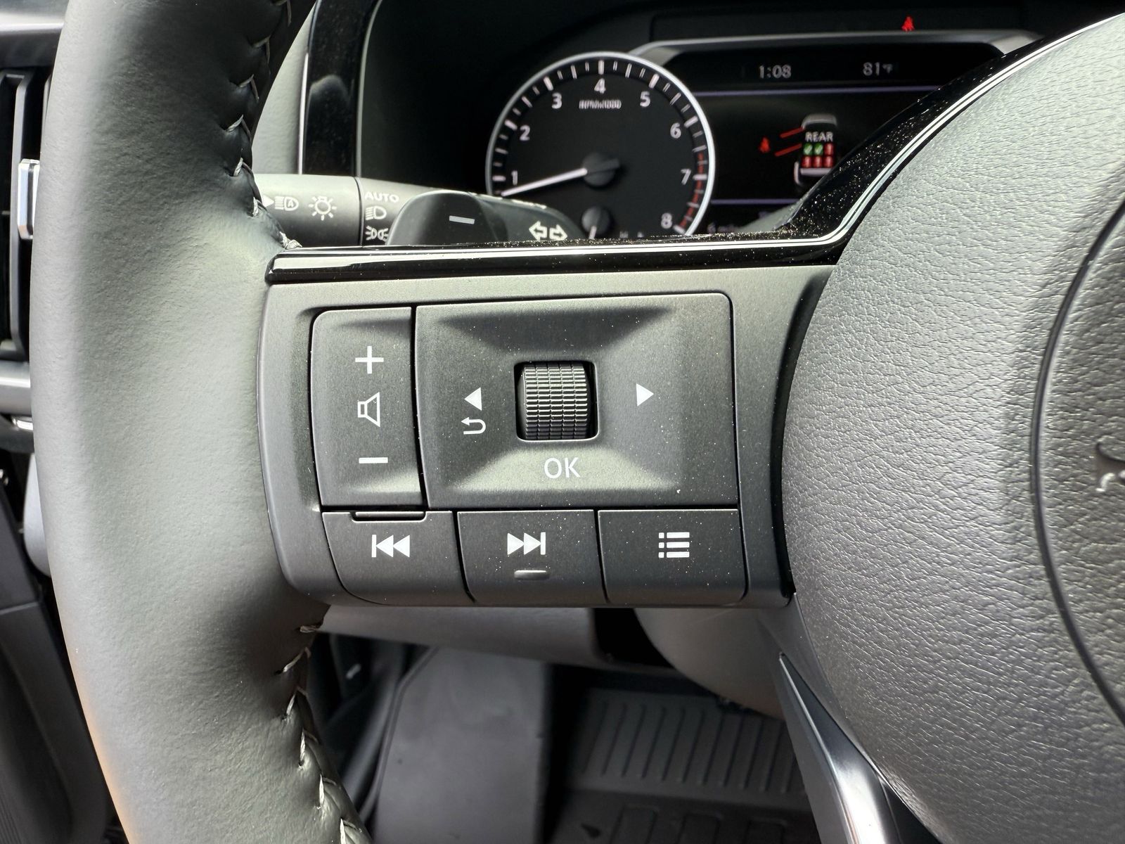 2025 Nissan Pathfinder SL photo 12