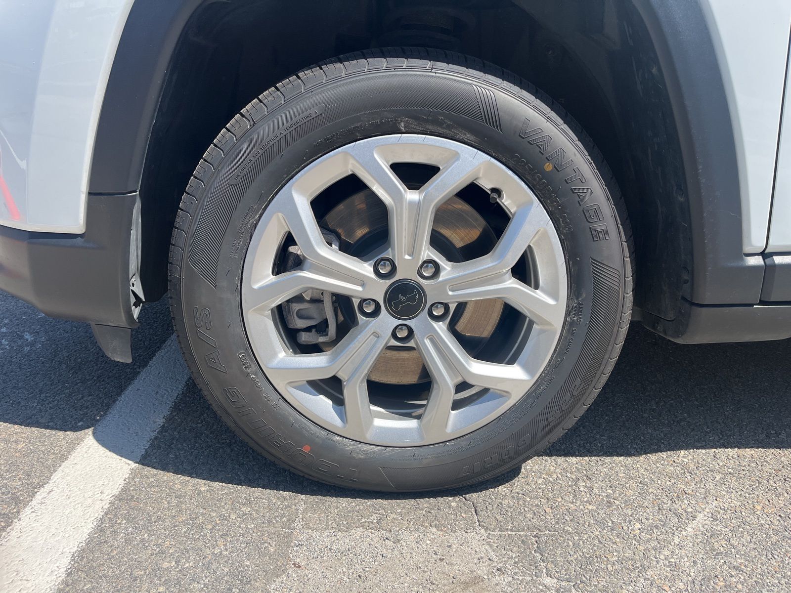 Used 2025 White Jeep Latitude image 11