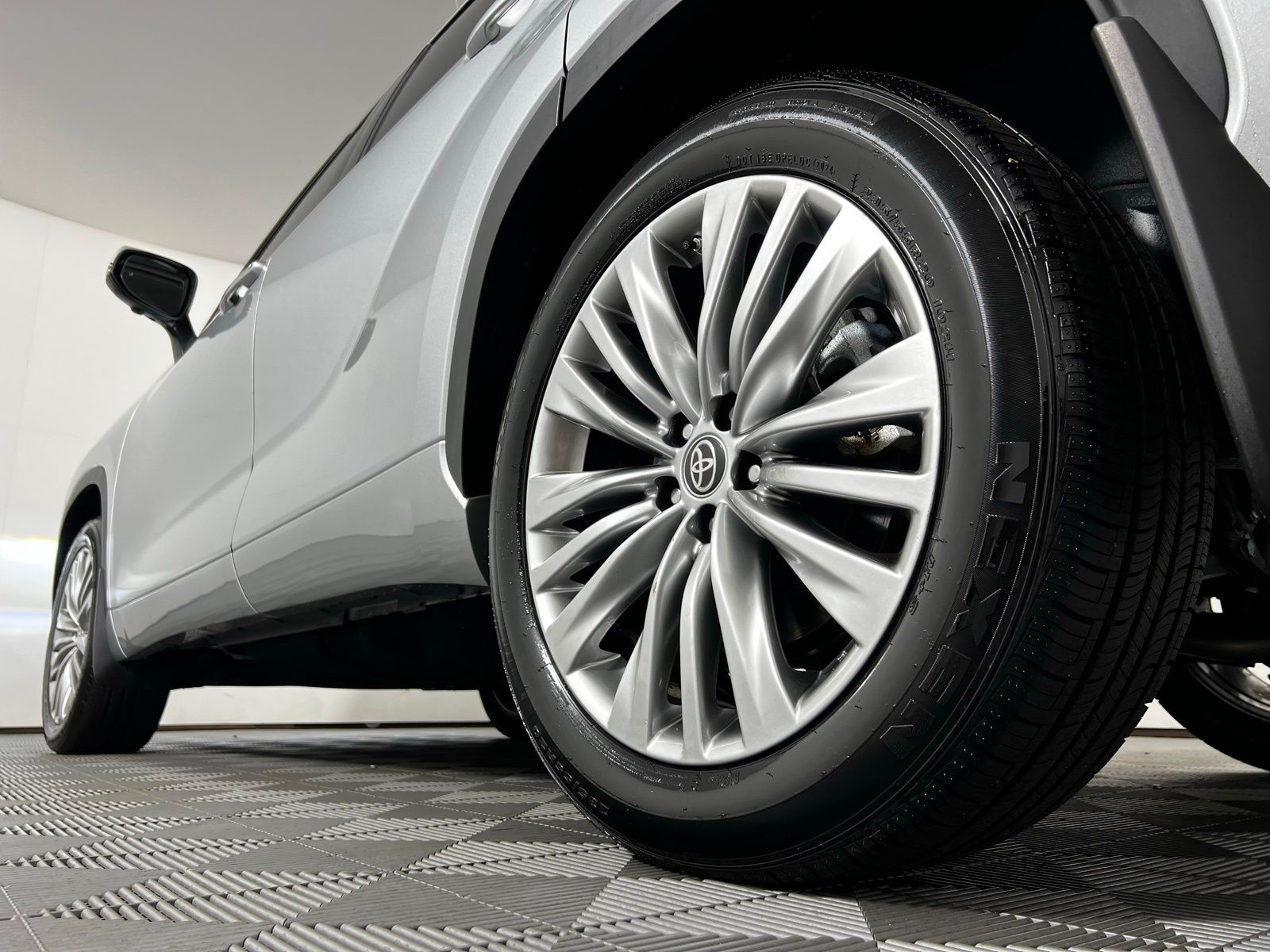 Thumbnail: 2024 Toyota Highlander - 31