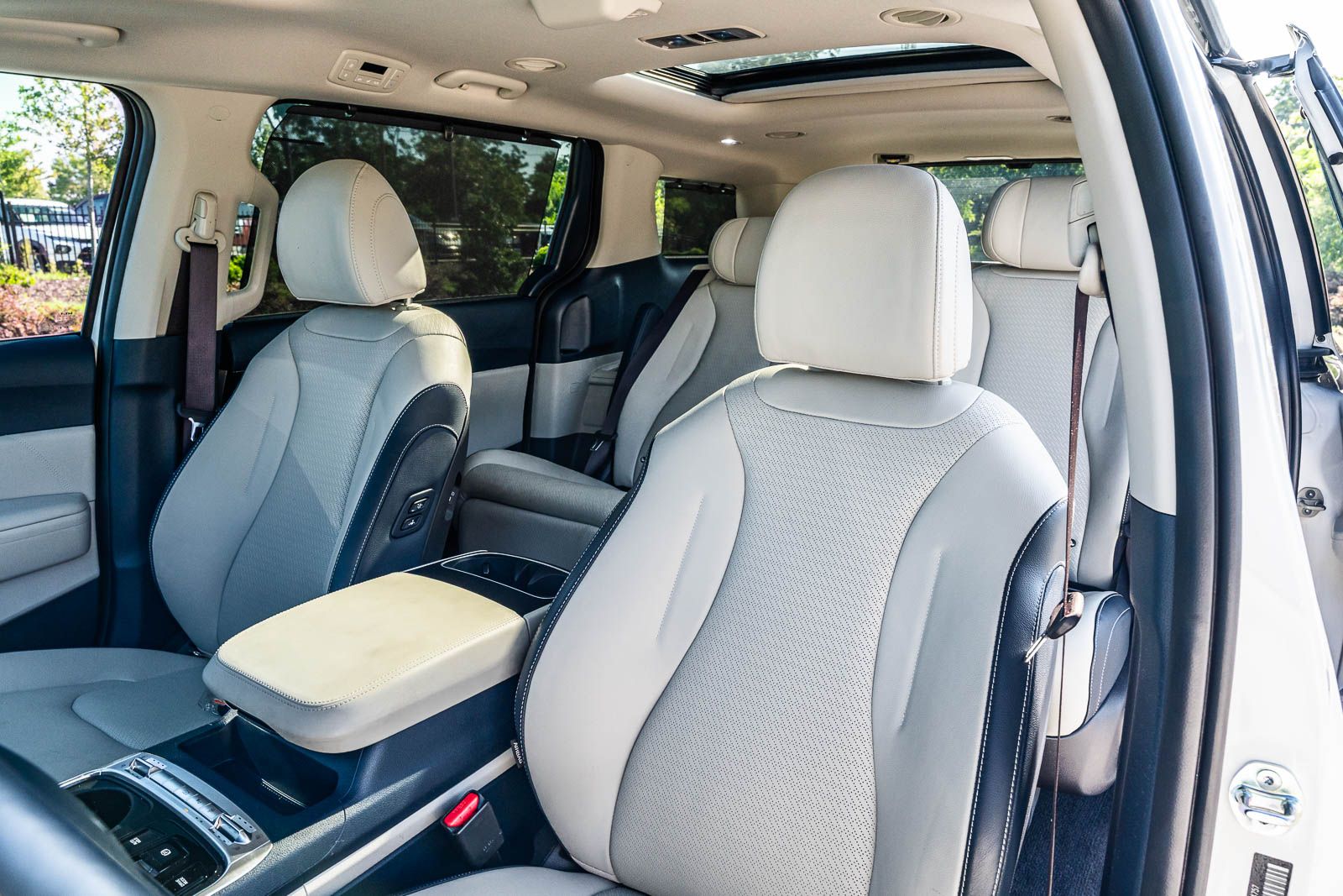 Used 2025 Kia Carnival Van