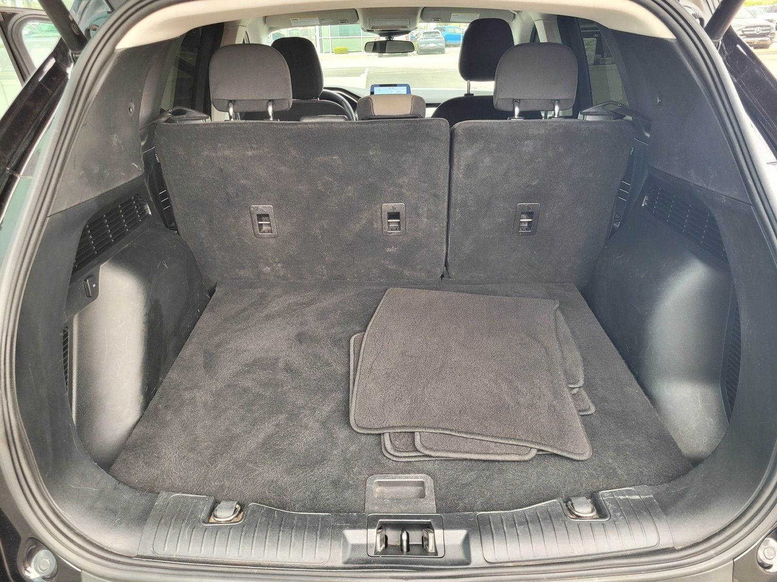 Used 2022 Black Ford SE image 29