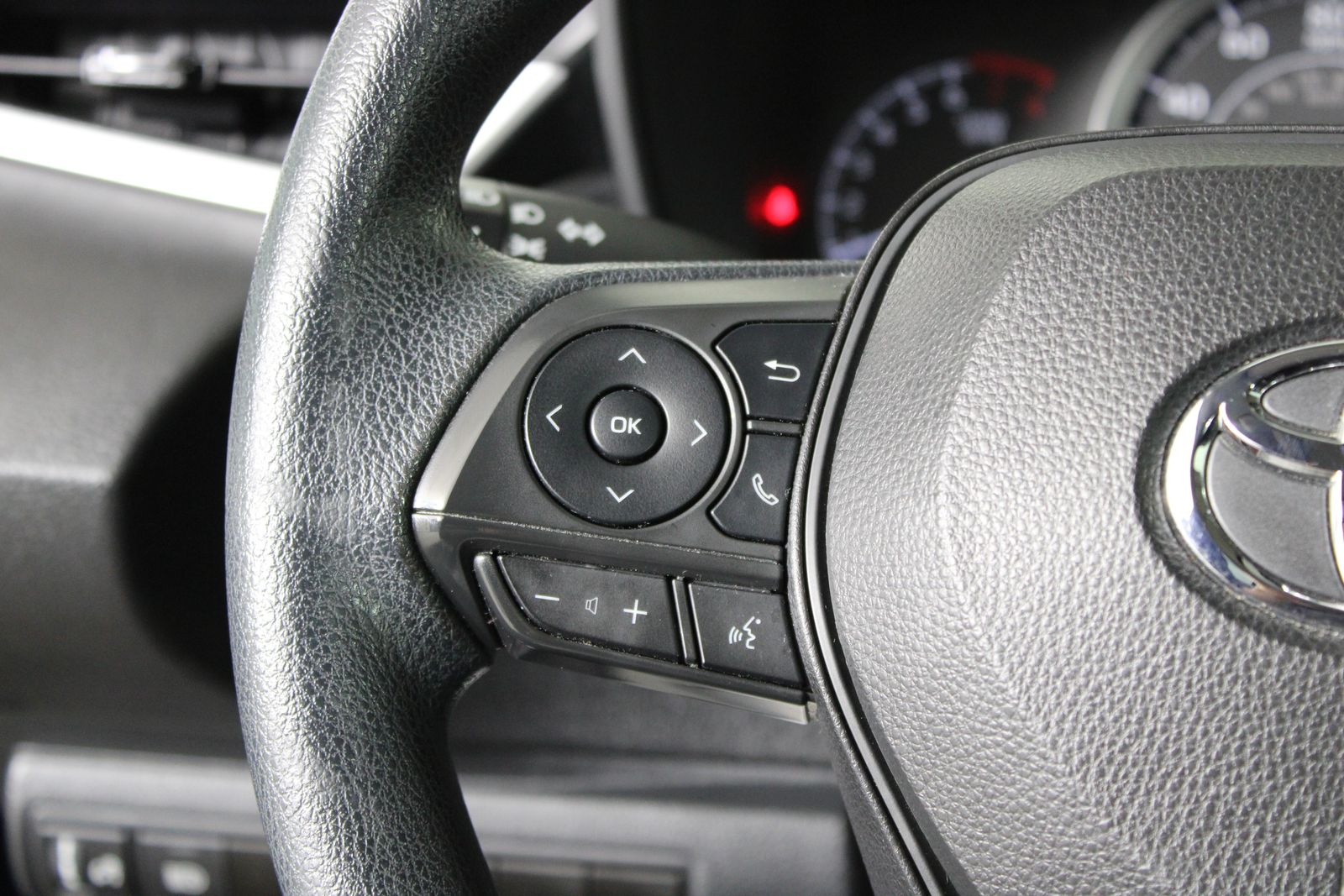 Used 2021  Toyota LE image 19