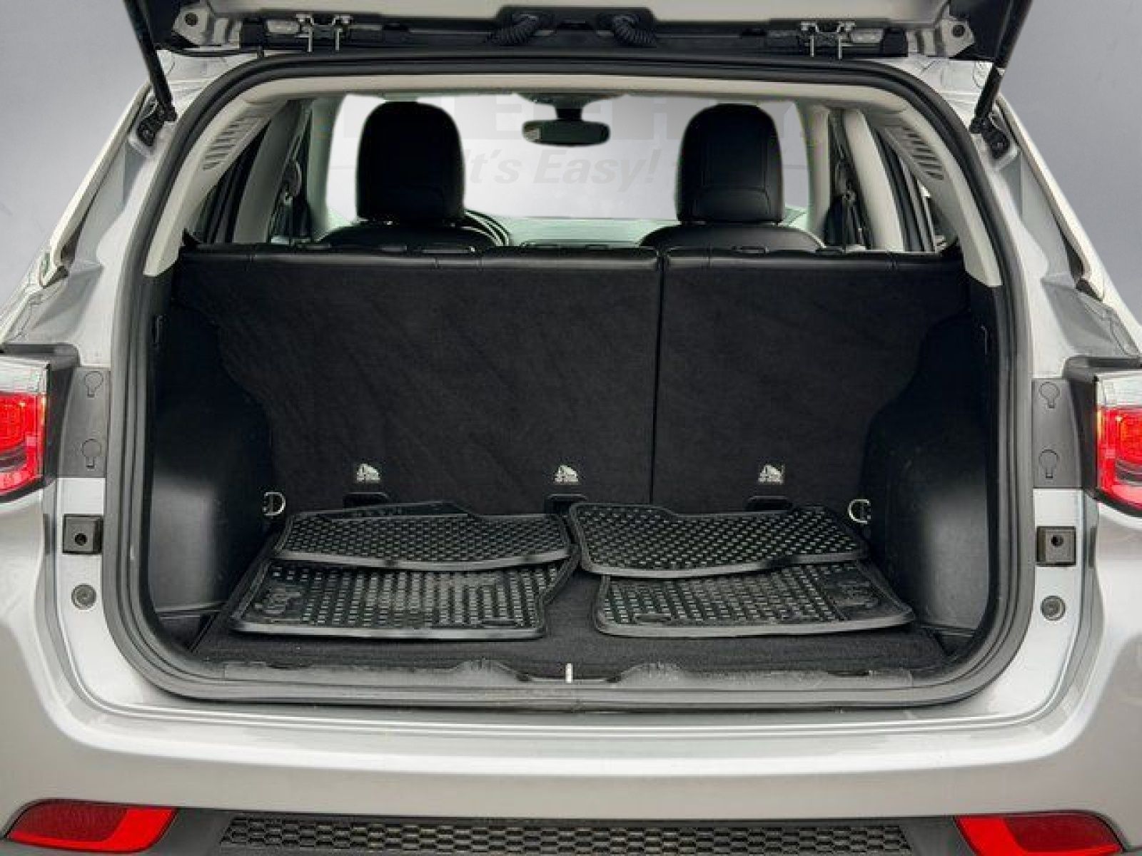 Used 2019 Billet Silver Metallic Jeep Latitude image 27