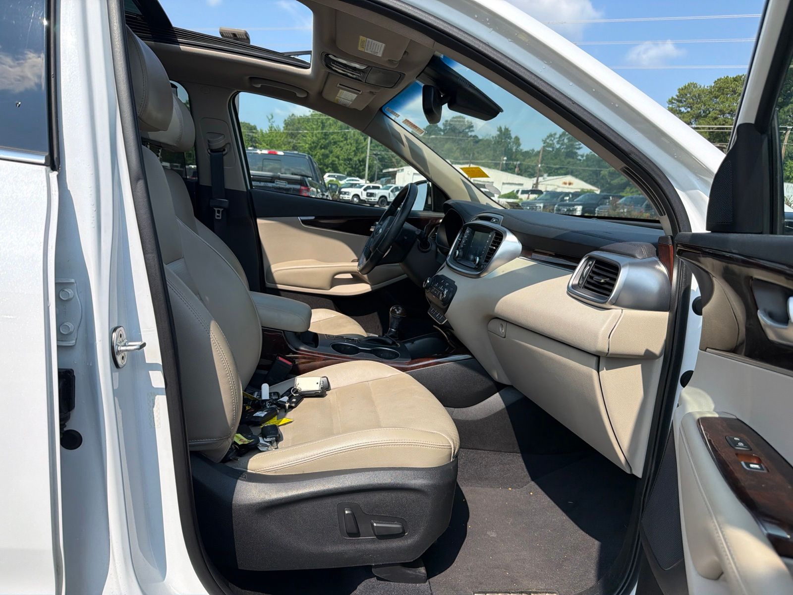 Used 2018 White Kia EX image 27