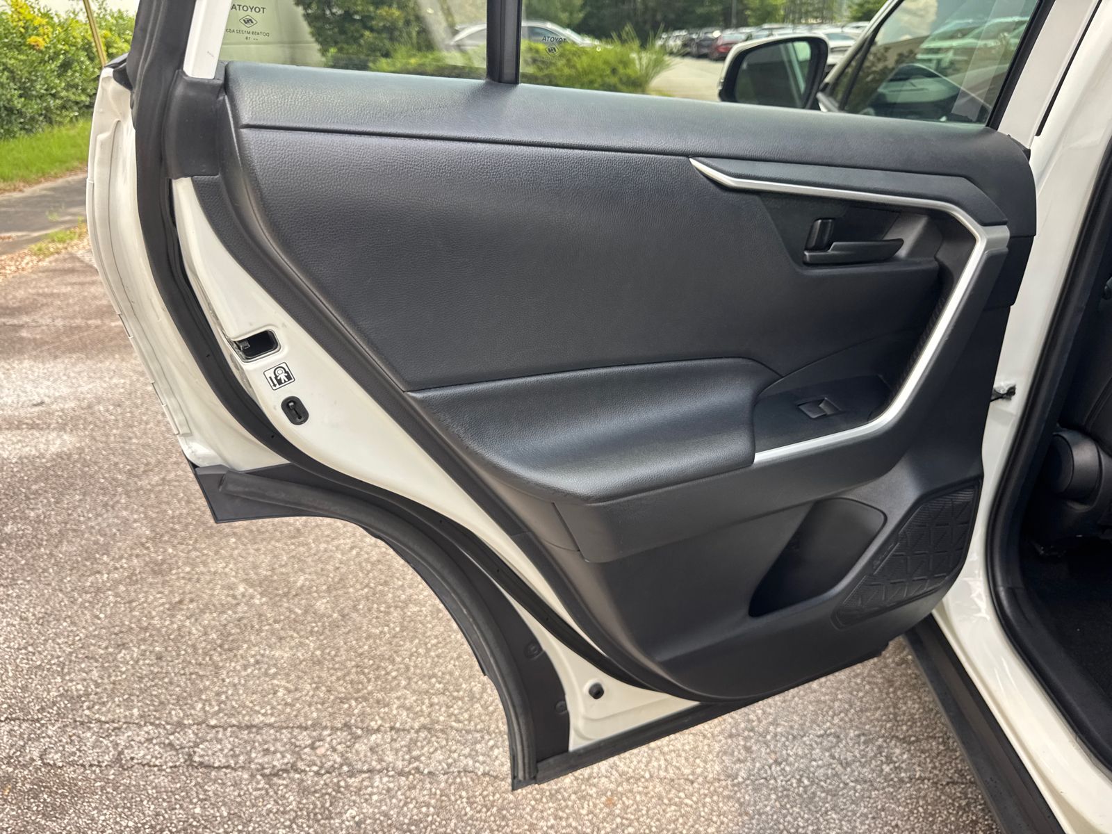Used 2019 White Toyota LE image 21