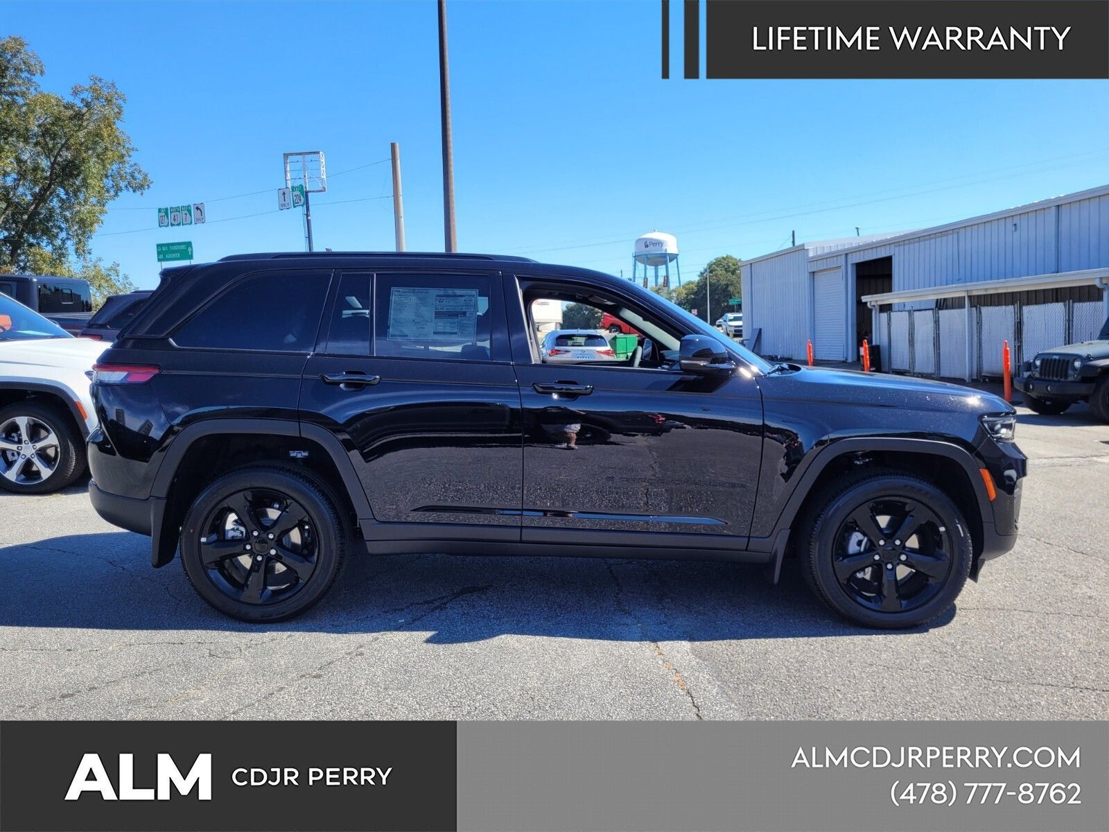 New 2025 Diamond Black Crystal Pearl-Coat Exterior Paint Jeep Altitude X image 15