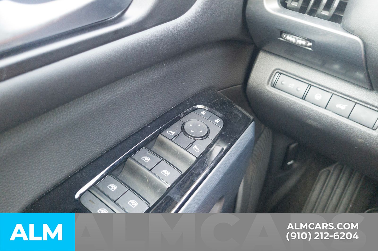 Used 2025 Super Black Nissan SL image 15