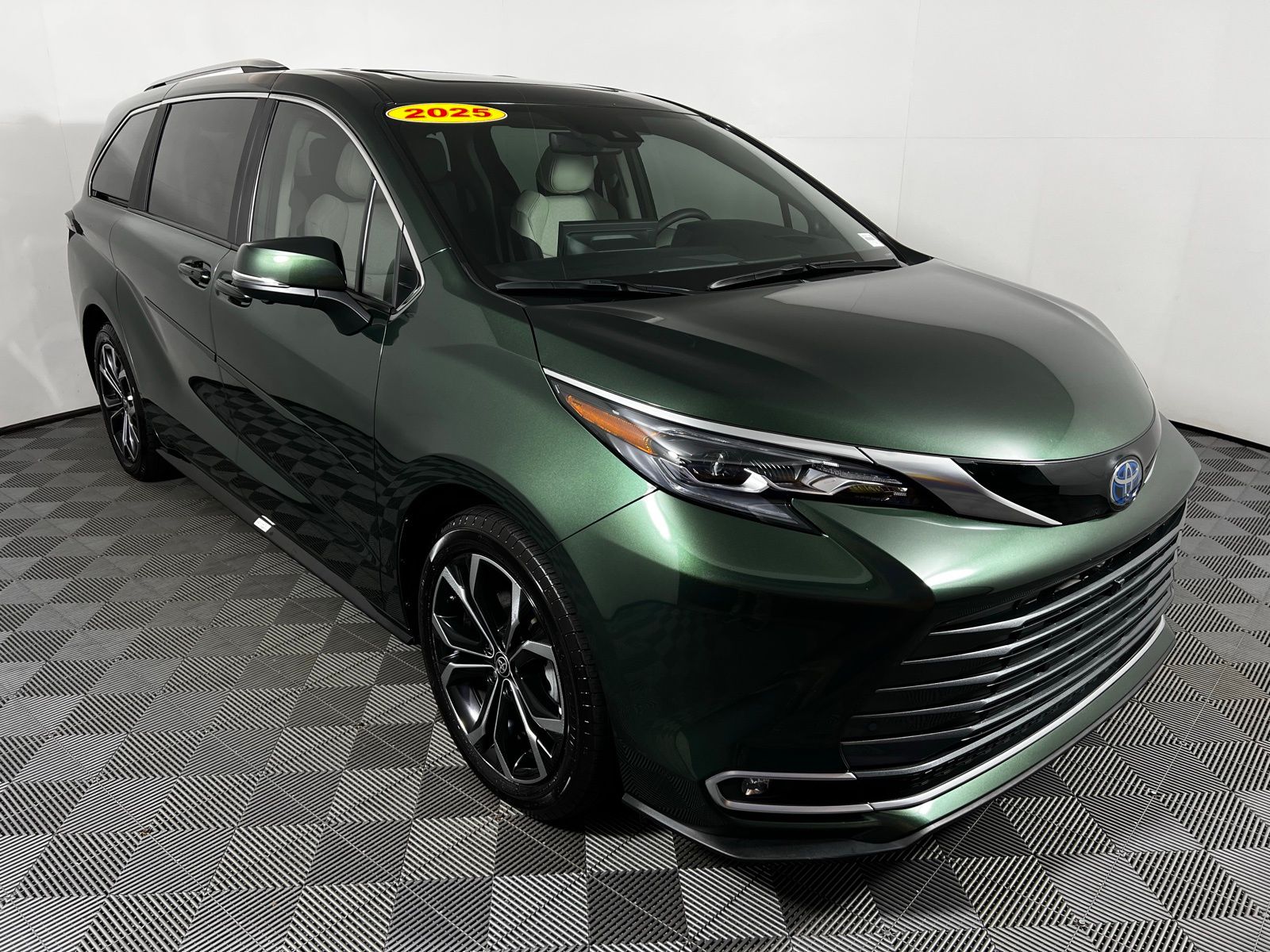 Thumbnail: 2025 Toyota Sienna - 3