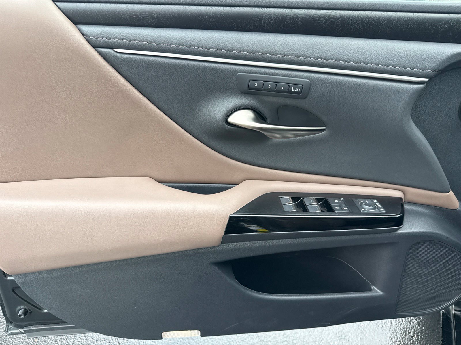 Used 2024 Black Lexus 350 image 18