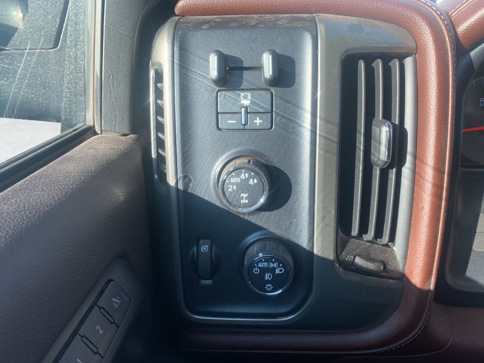 2015 Chevrolet Silverado 1500 High Country 16