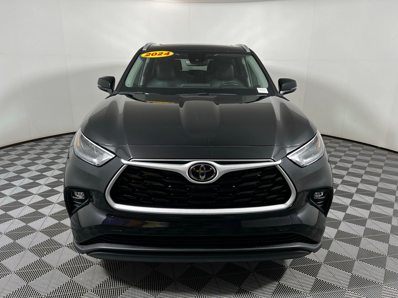 2024 Toyota Highlander XLE 2