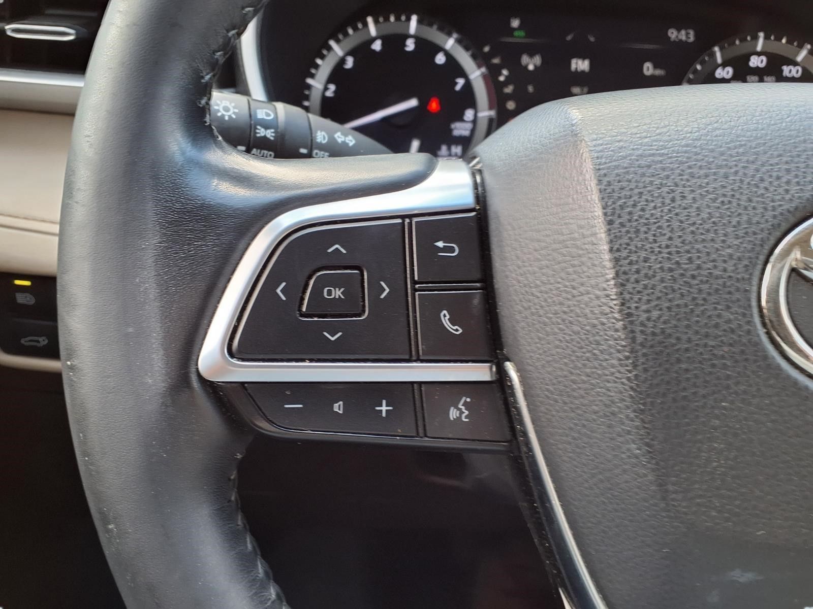 2021 Toyota Highlander XLE White at Toyota of Victoria