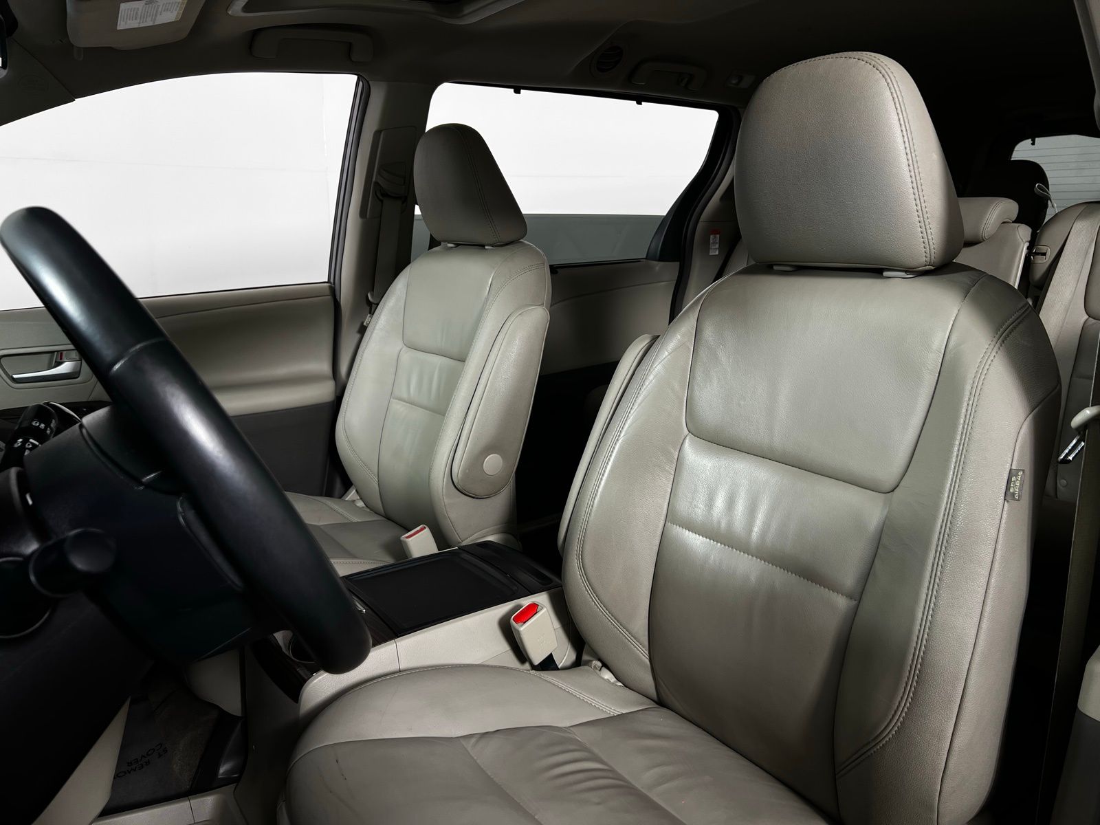 2016 Toyota Sienna XLE 13
