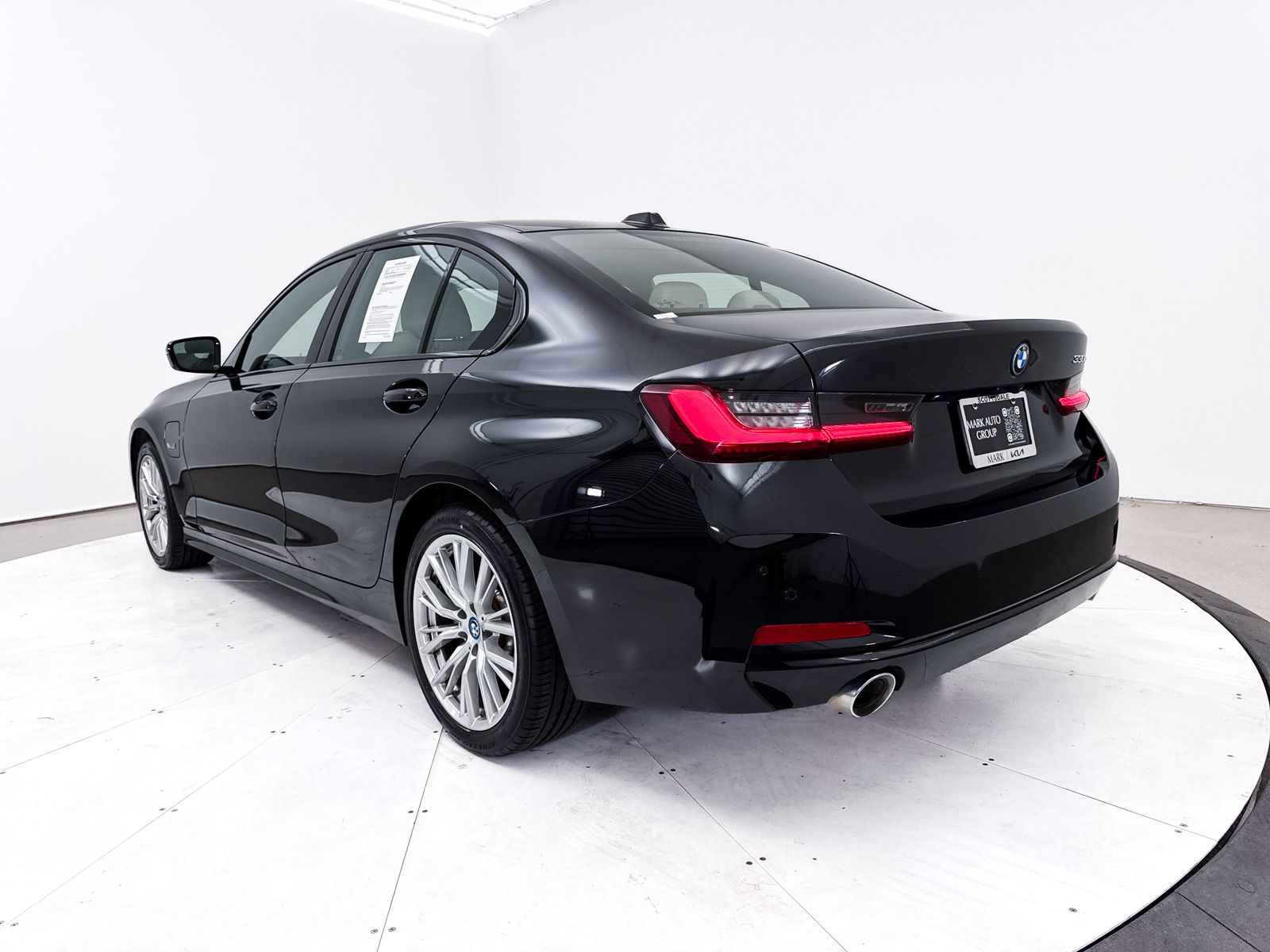 2023 BMW 3 Series 330e - Photo 17