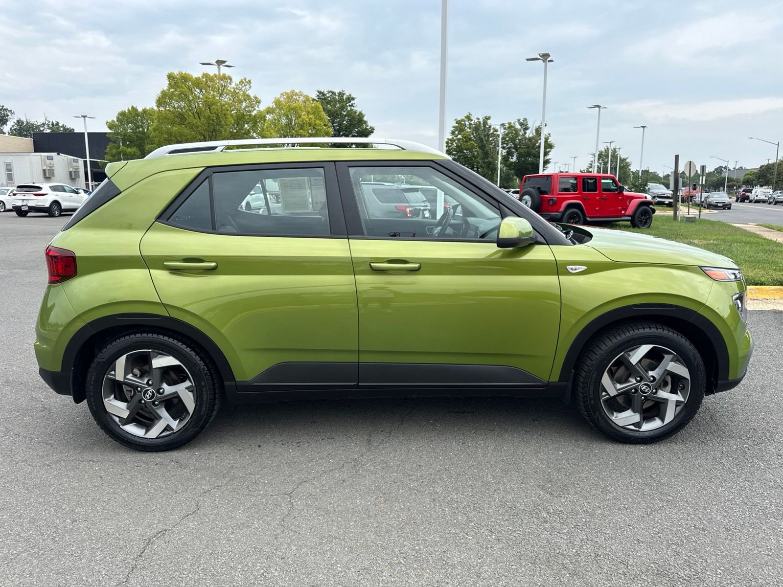 Used 2022 Green Hyundai SEL image 2
