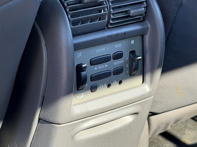 Used 2002 Toreador Red Clearcoat Metallic Ford Base image 31