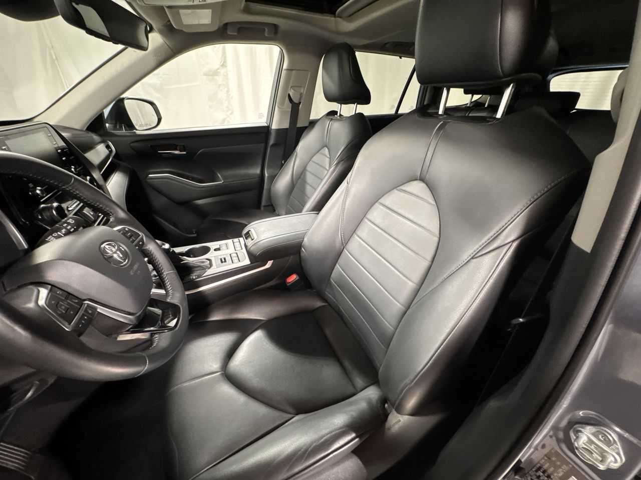 2021 Toyota Highlander XLE photo 15