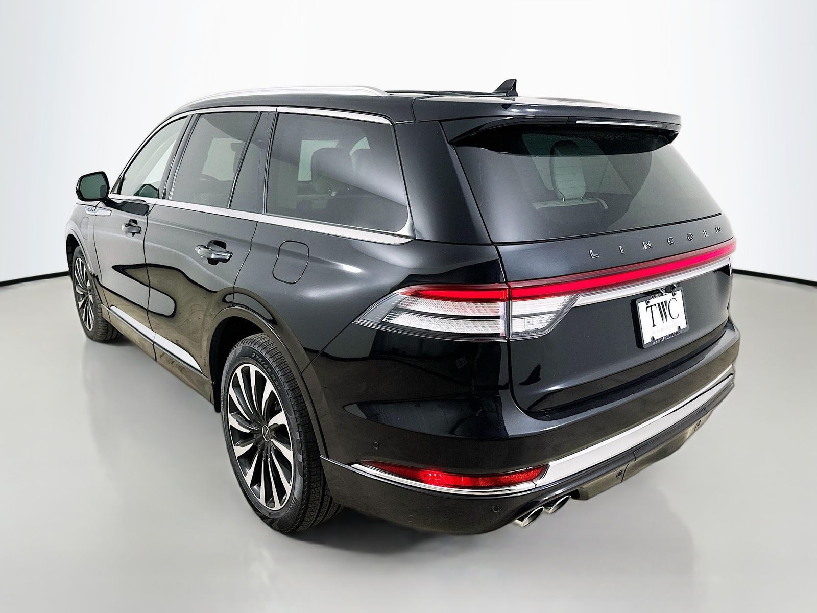 View vehicle photo 7
