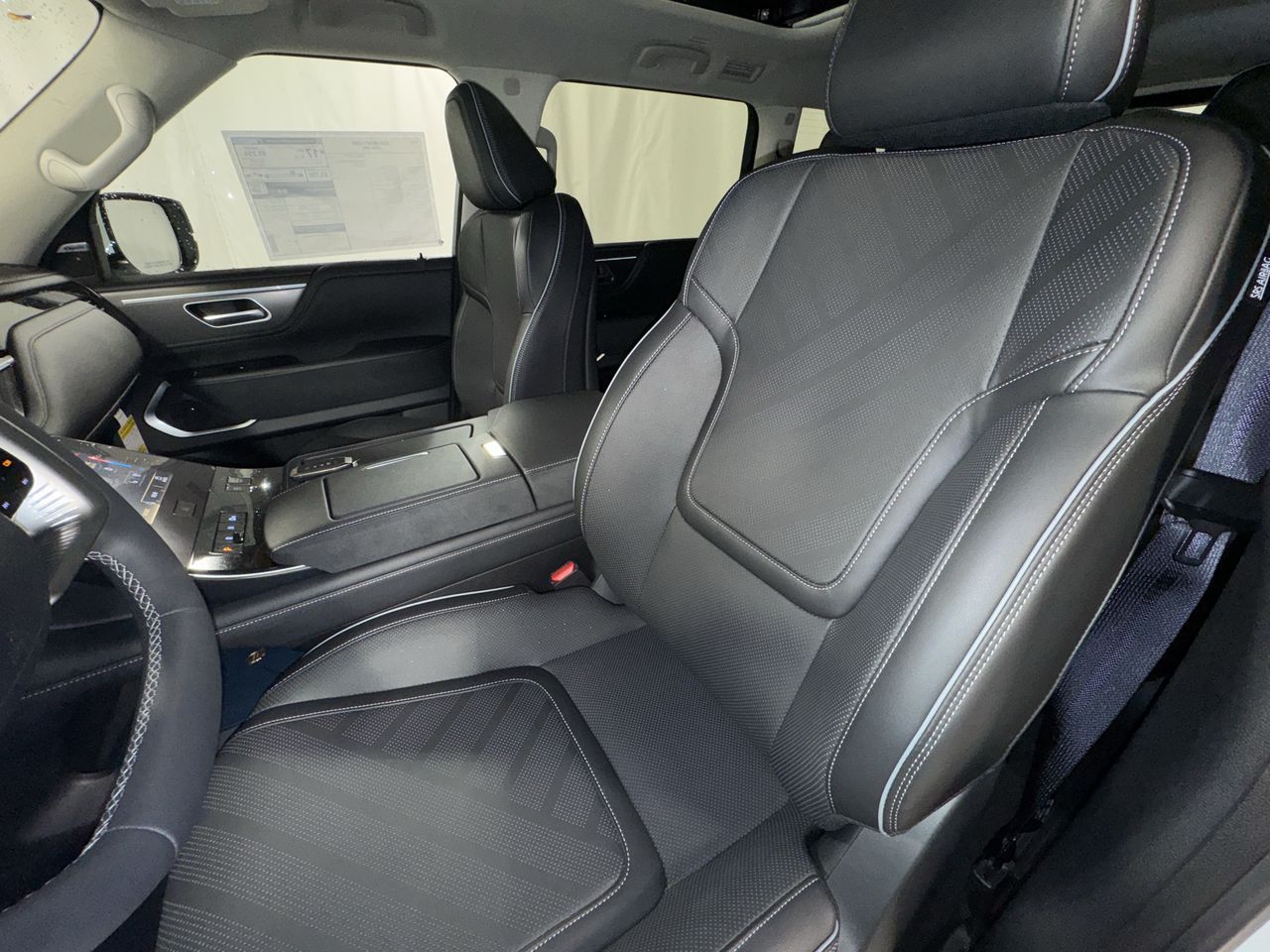 2025 Infiniti QX80 Luxe photo 14