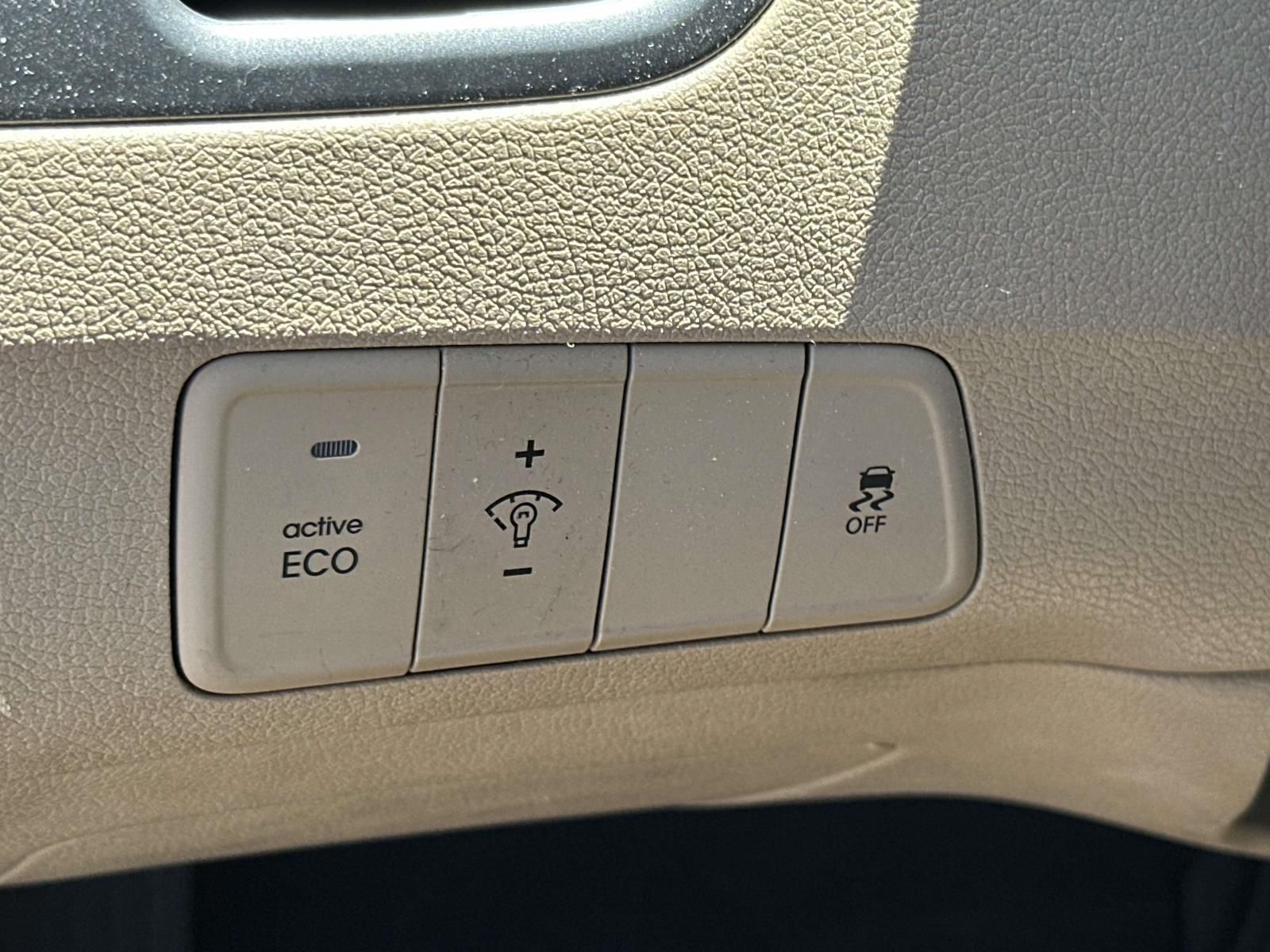 Used 2013 White Hyundai Limited image 19