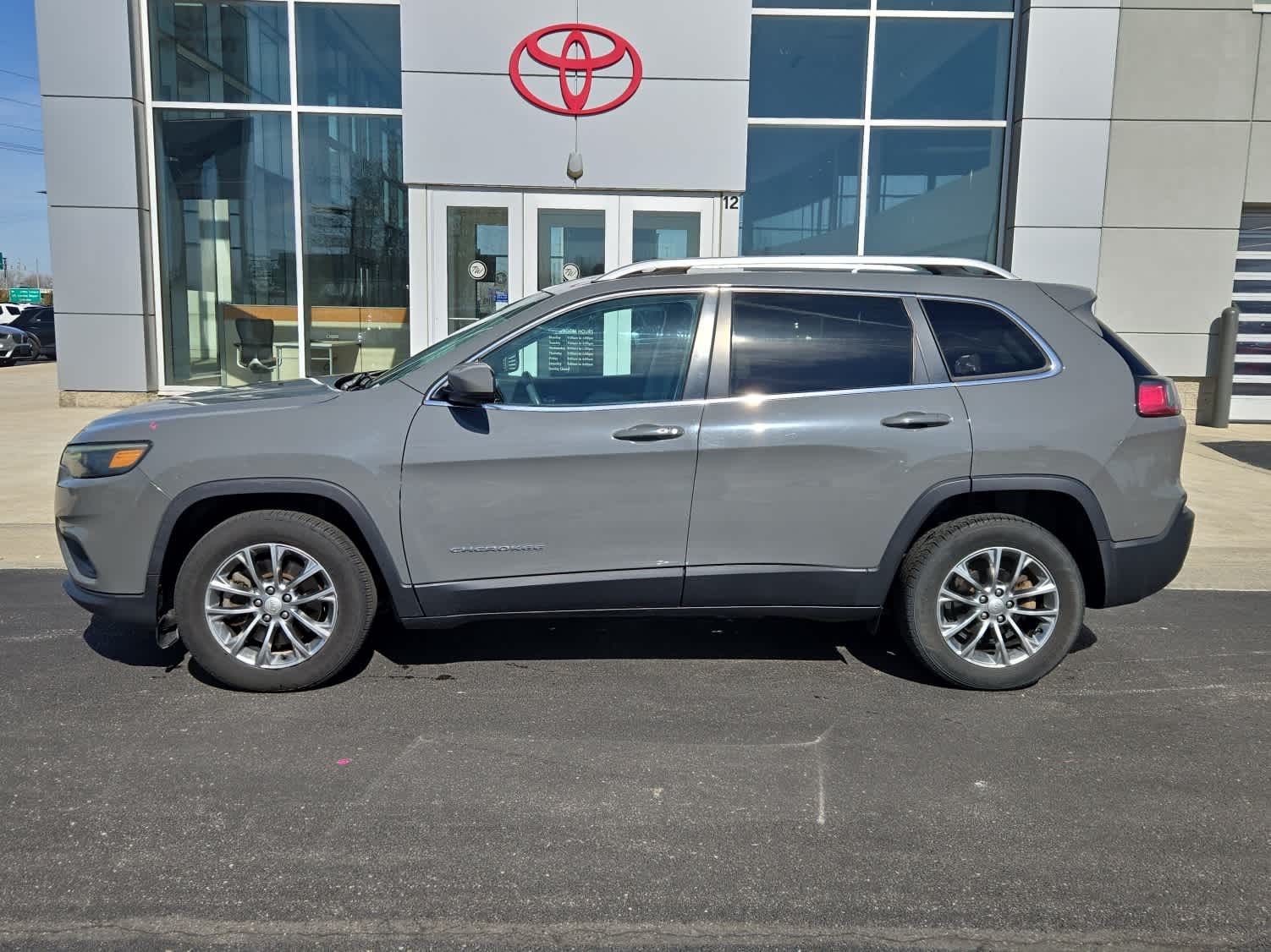 used 2020 Jeep Cherokee car, priced at $11,035