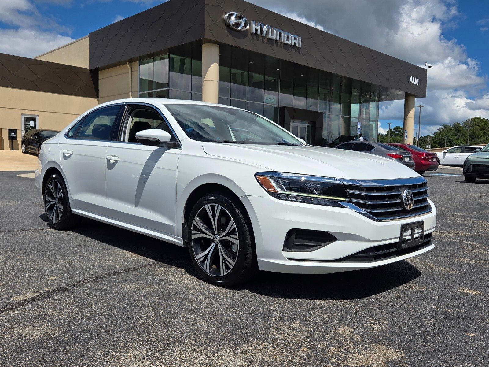 Pure White 2022 Volkswagen Passat Sedan Front-Wheel Drive 6-Speed Automatic