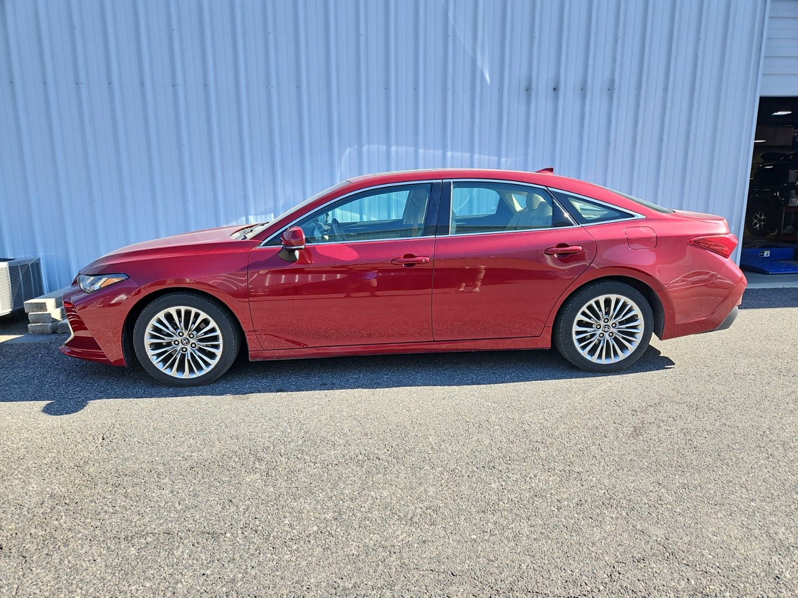 Pearl 2019 Toyota Avalon Limited FWD Sedan Front-Wheel Drive 8-Speed Automatic