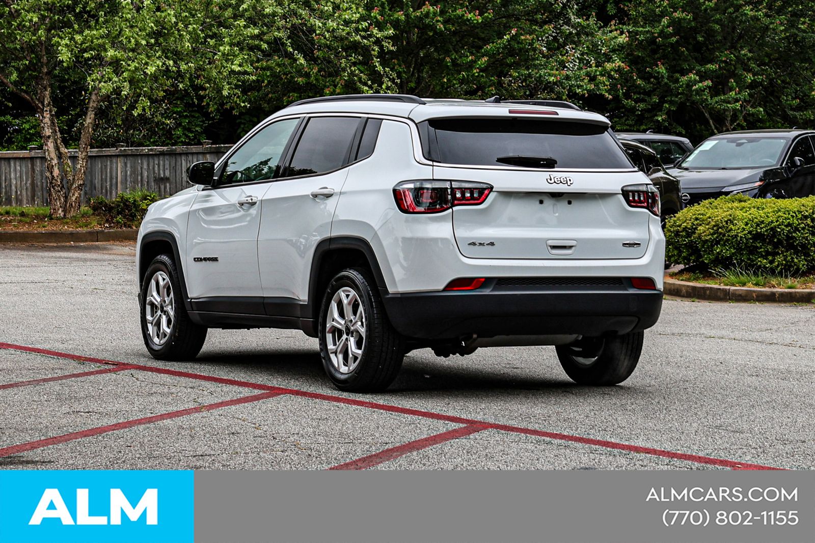 Used 2025 White Jeep Latitude image 8