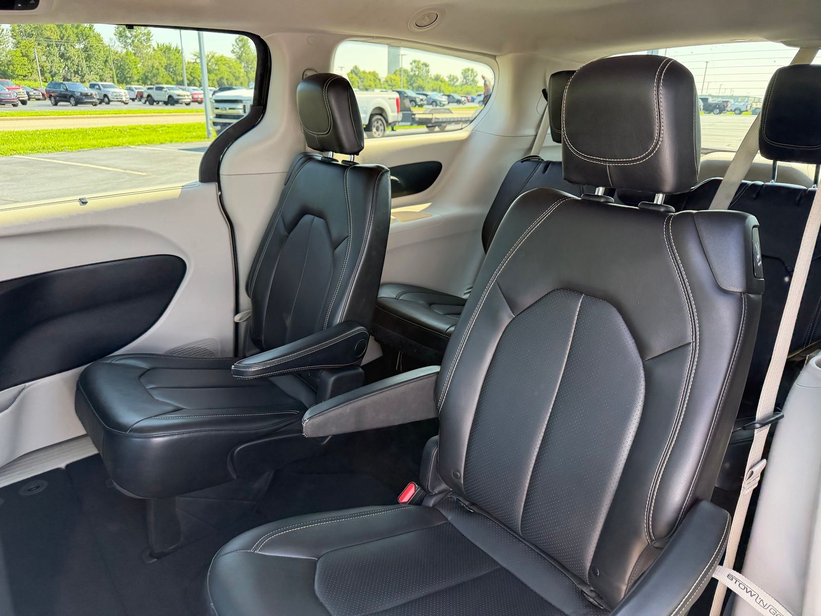 2020 Chrysler Voyager image 14