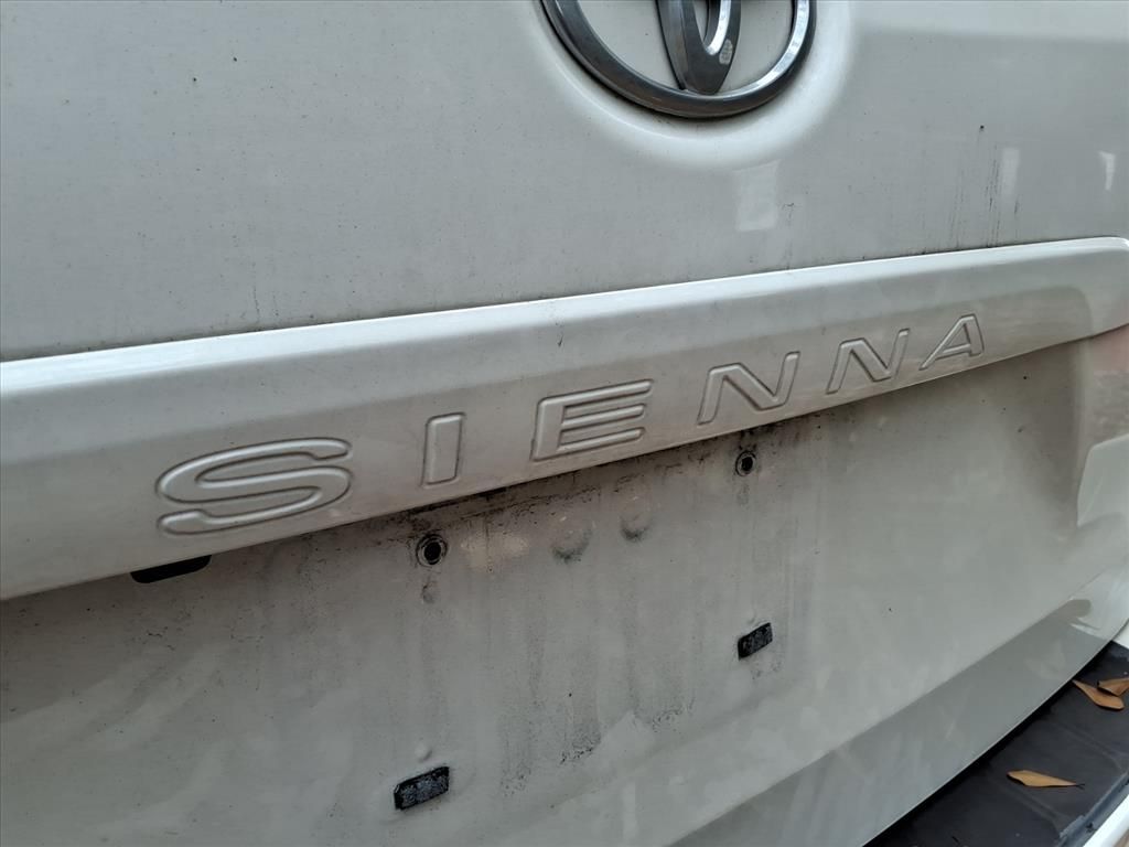 2020 Toyota Sienna XLE White at Community Toyota