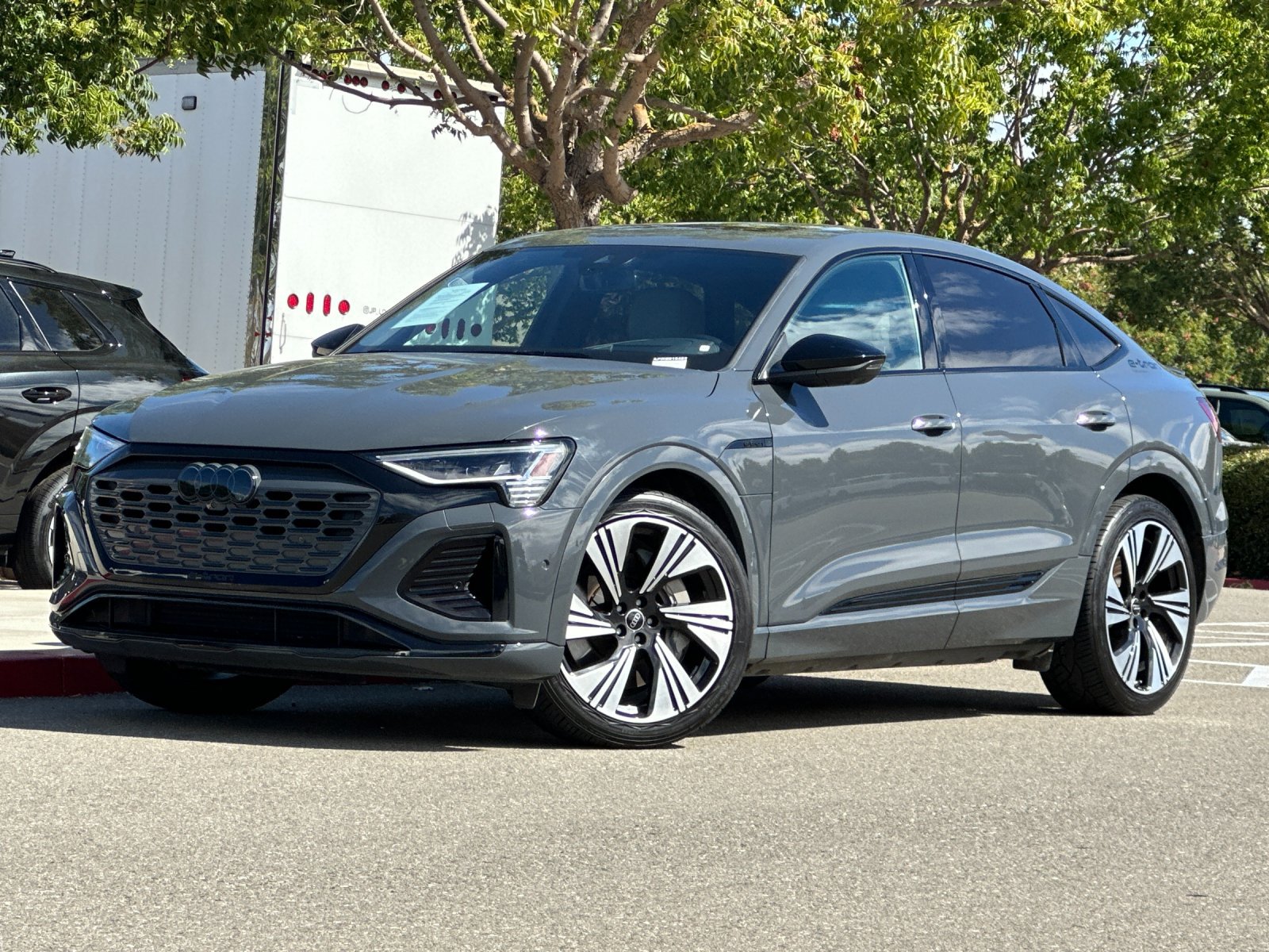 2024 Audi Q8 Sportback e-tron Prestige — foto completa 2 de 29