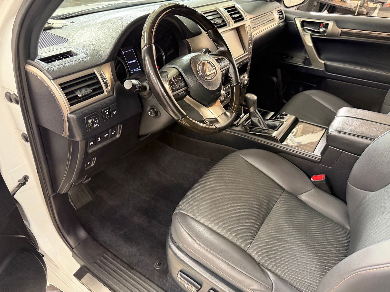 Used 2021  Lexus 460 image 9