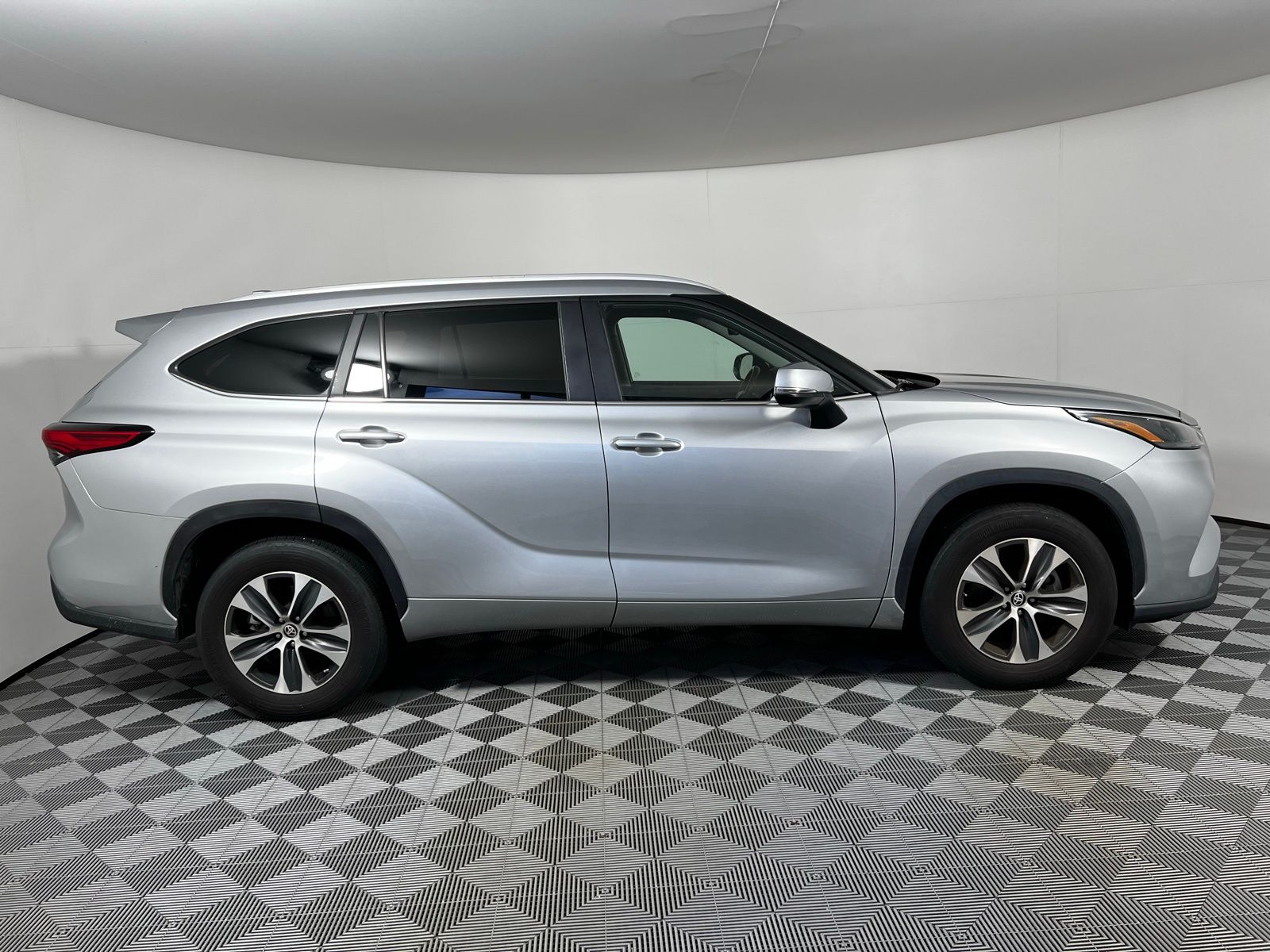 Thumbnail: 2023 Toyota Highlander - 4